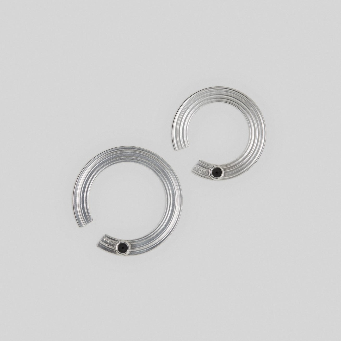 C line ORBIT back cuff closure